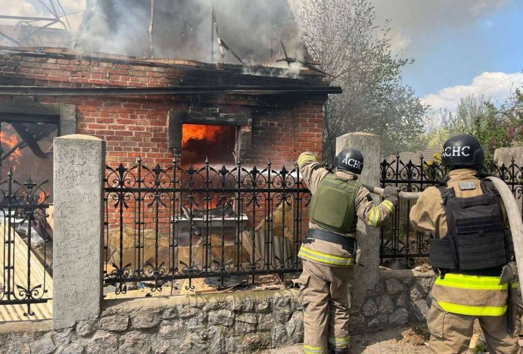 Ворог вдарив по Дніпропетровщині 14 квітня 2024 року. Фото: ДСНС обстріл Нікополя 14 квітня 2024 року