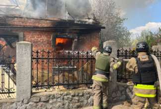 Ворог вдарив по Дніпропетровщині 14 квітня 2024 року. Фото: ДСНС обстріл Нікополя 14 квітня 2024 року