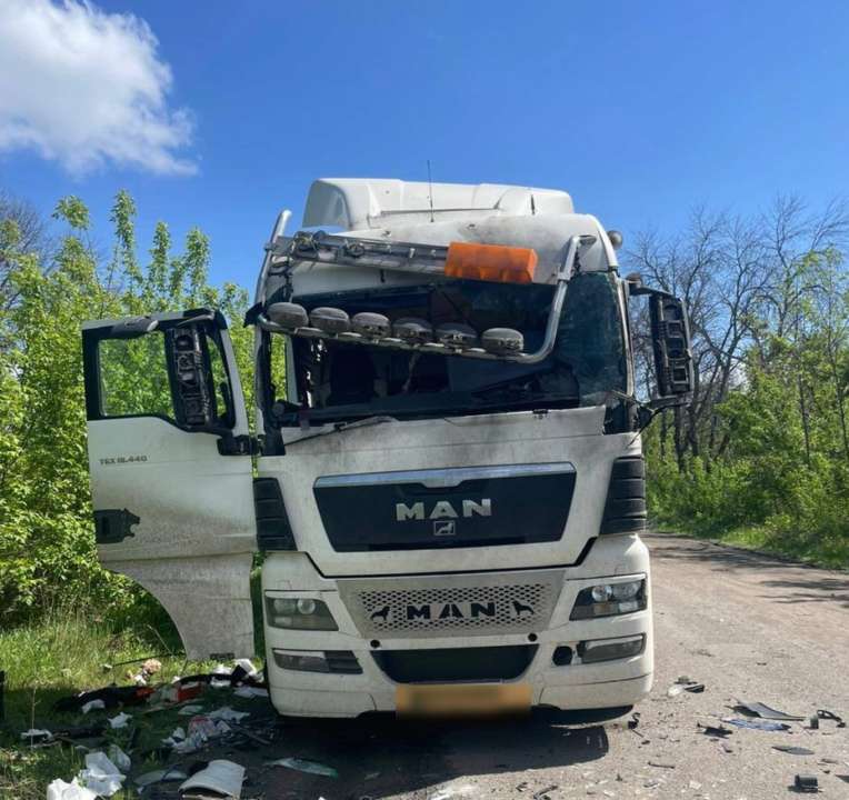 Росіяни вдарили по вантажівці поблизу Вовчанська. Фото: Олег Синєгубов удар по Харківської області