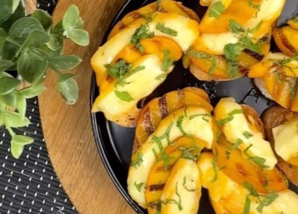 Тосты с сыром, персиком и мятой