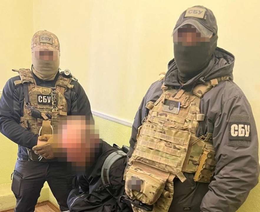 СБУ спіймала двох зловмисників, які шпигували за пересуванням військової техніки / Фото: СБУ СБУ спіймала двох зловмисників, які шпигували за пересуванням військової техніки / Фото: СБУ