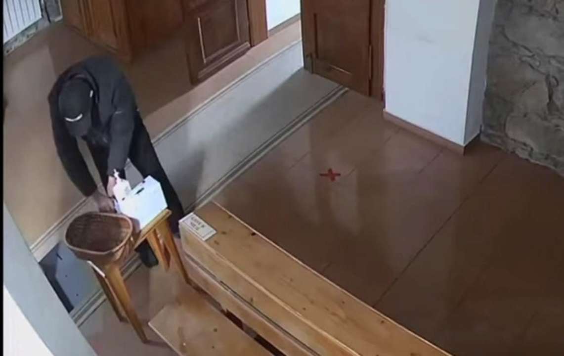 ВИДЕО: На Закарпатье вор перекрестился и обокрал церковь