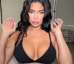 instagram.com/kyliejenner Кайли Дженнер показала незаурядные формы в красном бикини