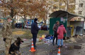 В Мелитополе нашли в мусорке малыша/Фото: Нацполиция В Мелитополе нашли в мусоре малыша