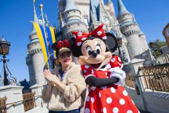 Мінні Маус переодягли в брючний костюм/Фото: Walt Disney Resorts via Getty Images Мінні Маус
