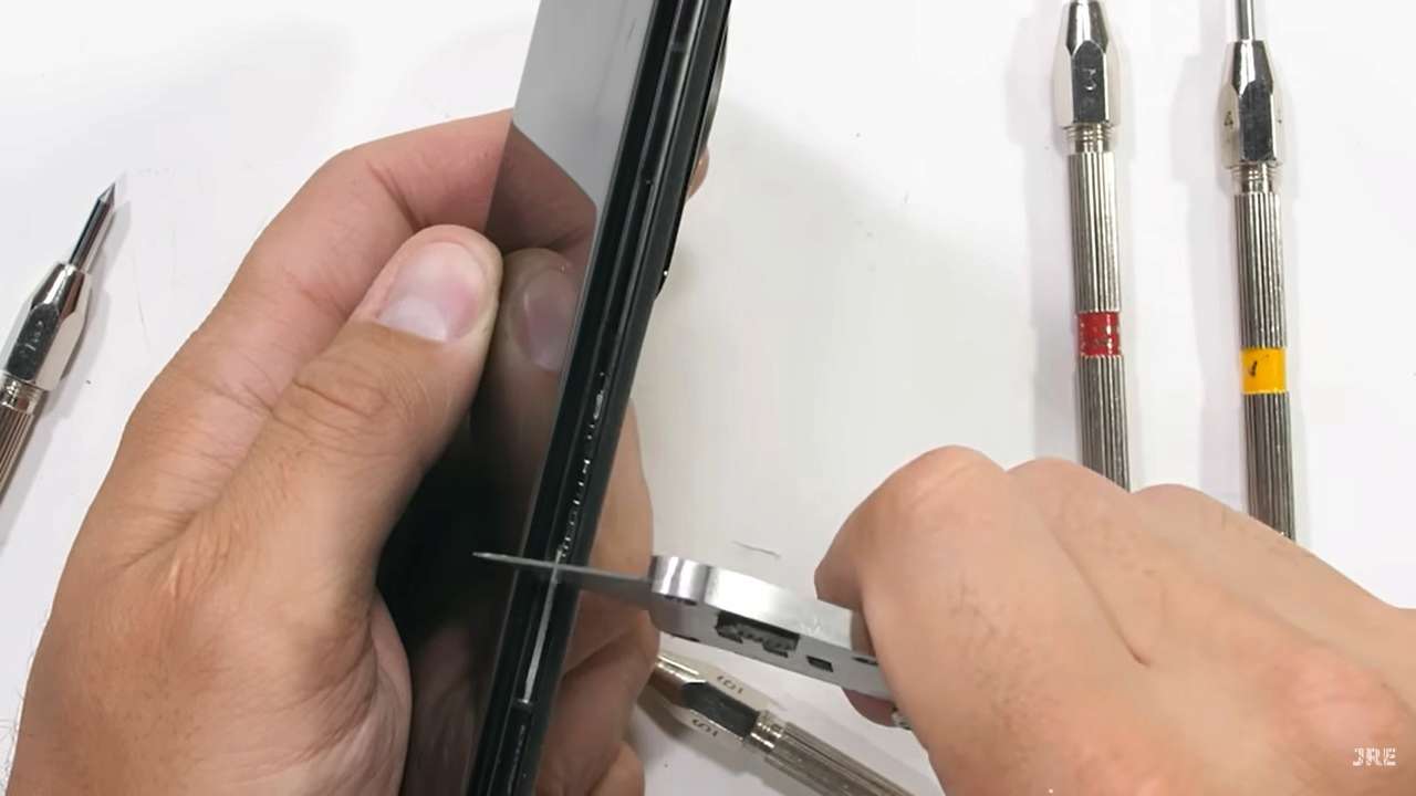 Xiaomi 12S Ultra перевірили на міцність/Фото: скрін відео Xiaomi 12S Ultra з найбільшою камерою у світі перевірили на міцність: результати експерименту