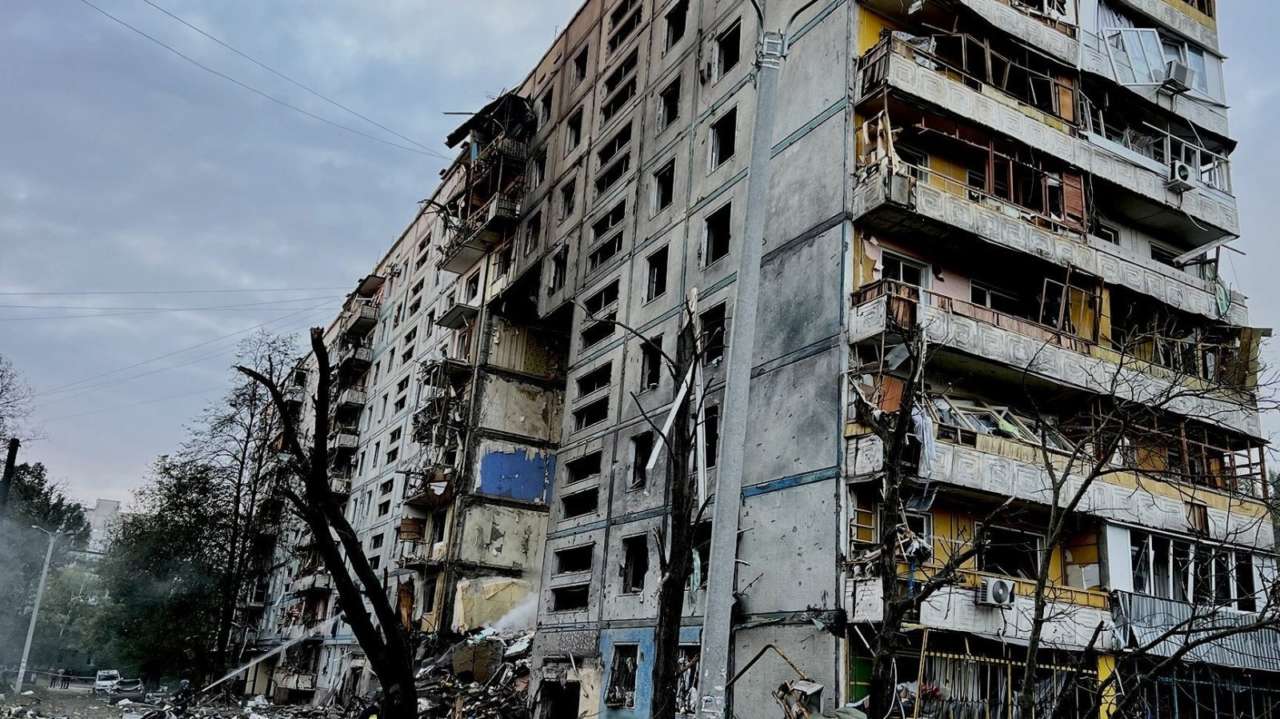 Власти показали, как мирные жители Мариуполя пытаются выжить / Фото: delfi.lt Разрушенный дом