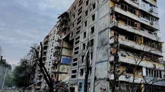 Влада показала, як мирні жителі Маріуполя намагаються вижити / Фото: delfi.lt Зруйнований будинок