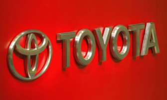 У Toyota считают нереалистичным резкий переход на электромобили из-за нехватки ресурсов/Фото: Pascal Le Segretain/Getty Images Логотип Toyota