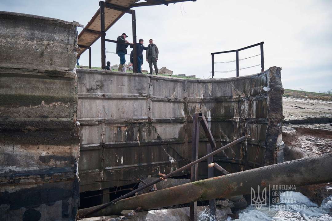 Напор воды в водосбросном шлюзе водохранилища уменьшился