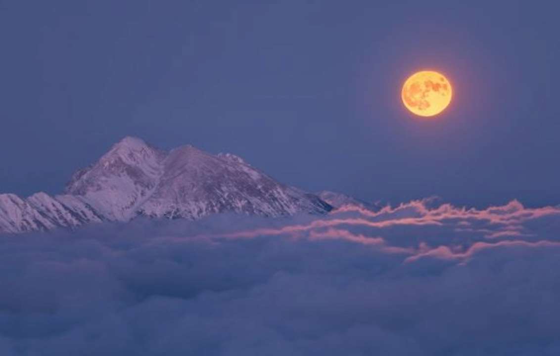 Луна над горами