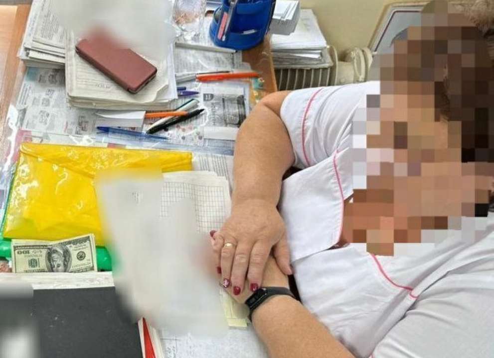 Правоохранители поймали взяточницу, которая требовала деньги за оформление инвалидности / Фото: t.me/chernivetskaODA Правоохранители поймали взяточницу, которая требовала деньги за оформление инвалидности / Фото: t.me/chernivetskaODA