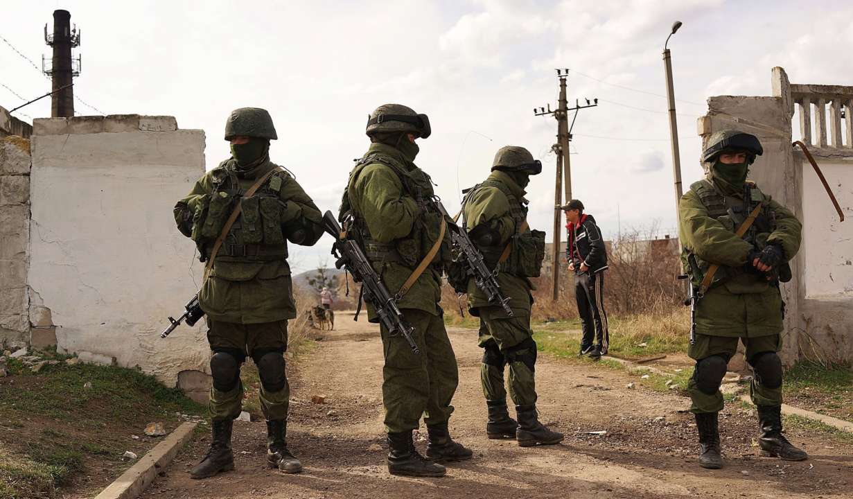 Росіяни силою примушують українців голосувати на ТОТ за путіна. Фото: GettyImages/Автор-Spencer Platt вибори росії на ТОТ
