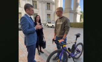 Кулеба поблагодарил Кристо Энн Вага за его велопробег ради Украины. Скриншот видео эстонский депутат велосипед
