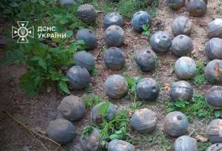 Рятувальники показали вибухівку, яка виглядає як звичайні ігрові м'ячі / Фото: t.me/dsns_lviv Рятувальники показали вибухівку, яка виглядає як звичайні ігрові м'ячі / Фото: t.me/dsns_lviv