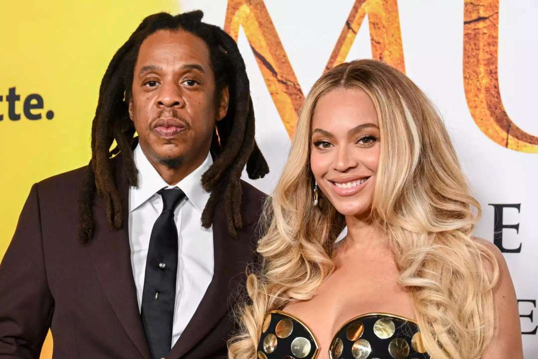 Jay-Z показался на красной дорожке после громкого скандала / Фото: Gilbert Flores/Variety via Getty Images Несмотря на обвинения в изнасиловании подростка рэпер Jay-Z показался на красной дорожке с Бейонсе
