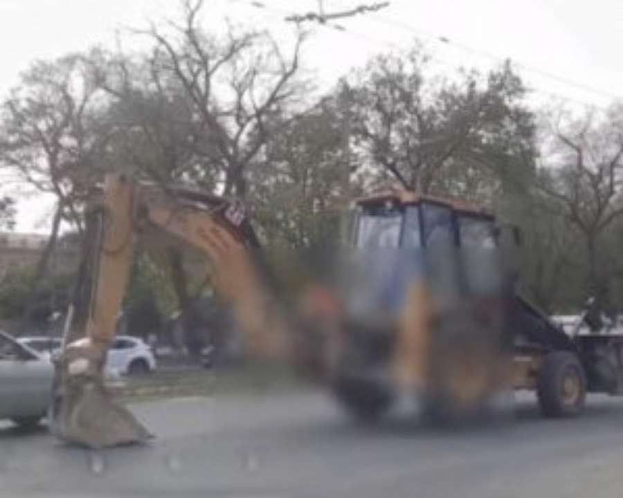 В Одессе тракторист необычным способом передвигался по городу