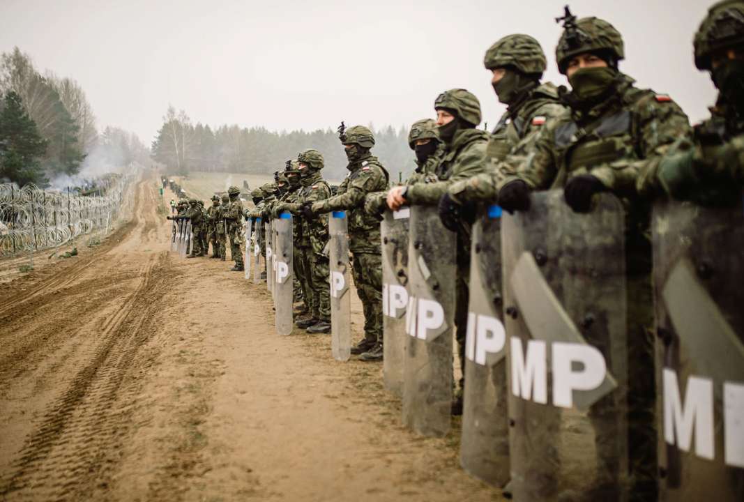 Польські прикордонники заявили, що білоруські військові намагалися зробити підкоп під огорожею на кордоні/Фото: Getty Images Білоруські військові намагалися зробити підкоп під новою огорожею на польському кордоні