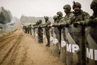 Польські прикордонники заявили, що білоруські військові намагалися зробити підкоп під огорожею на кордоні/Фото: Getty Images Білоруські військові намагалися зробити підкоп під новою огорожею на польському кордоні
