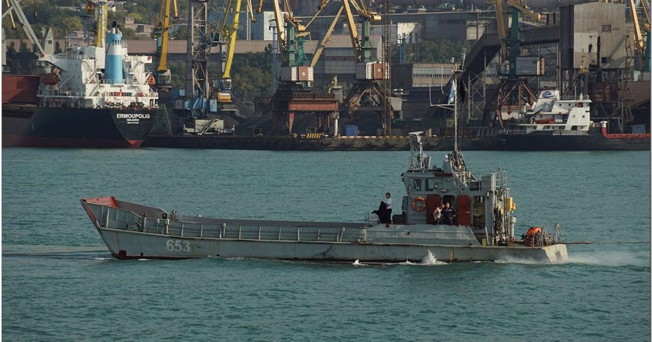 Під Маріуполем знищено російський десантний катер/Фото: фото з відкритих джерел Катер