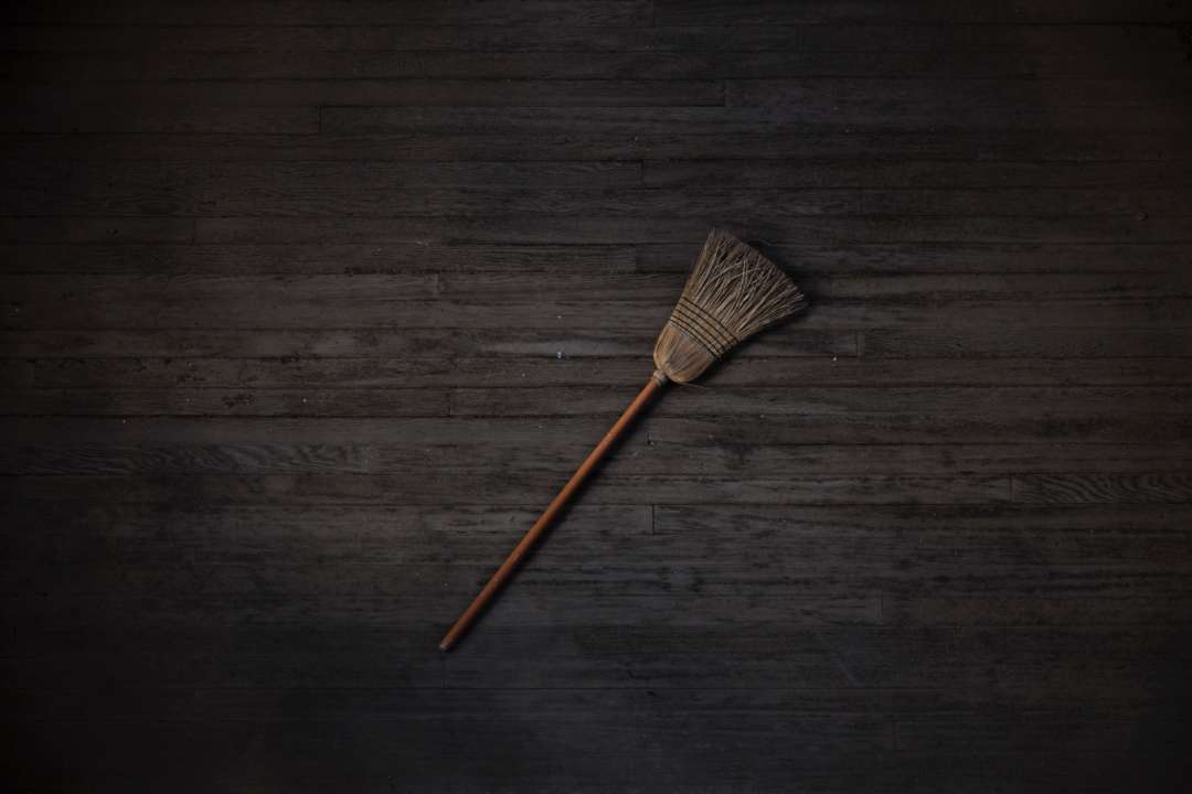 Чому віник не можна ставити за дверима/Фото: Unsplash