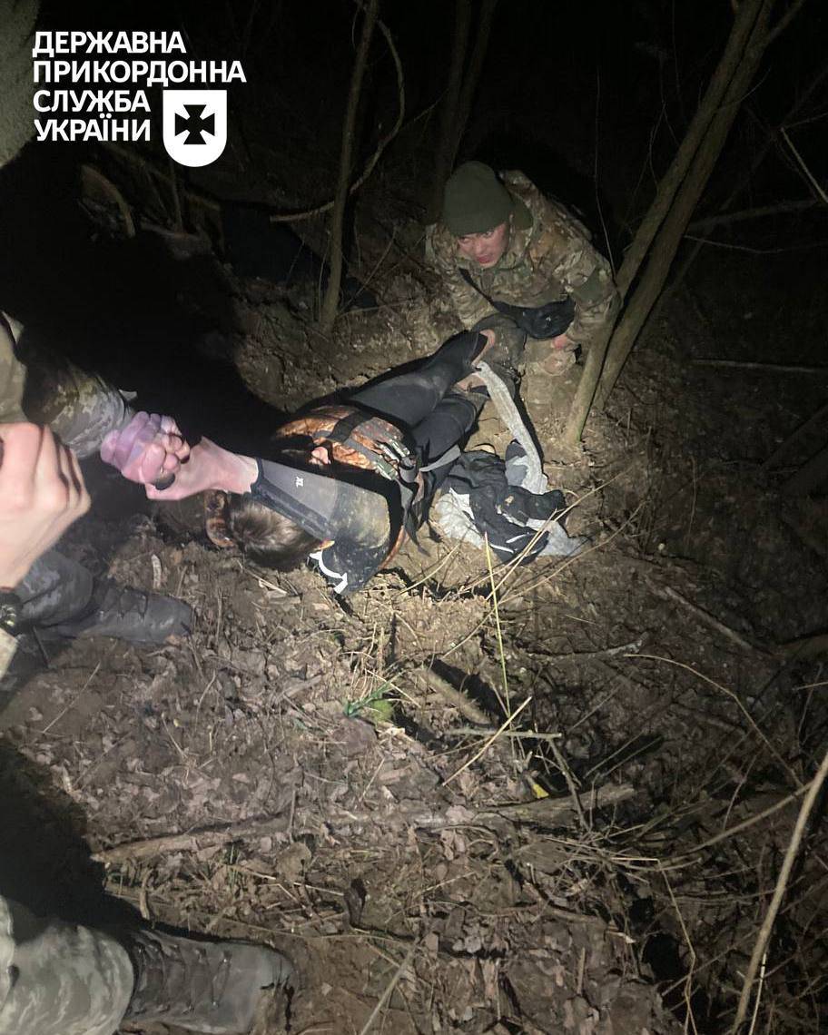 З Тиси виловили ледь живого ухилянта/Фото: ДПСУ З Тиси виловили ледь живого ухилянта/Фото: ДПСУ