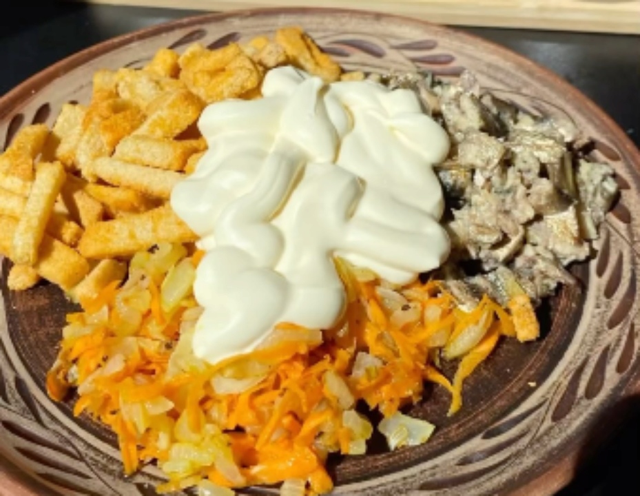 Салат со шпротами/Фото: скрин Салат со шпротами: простой рецепт необычного перекуса