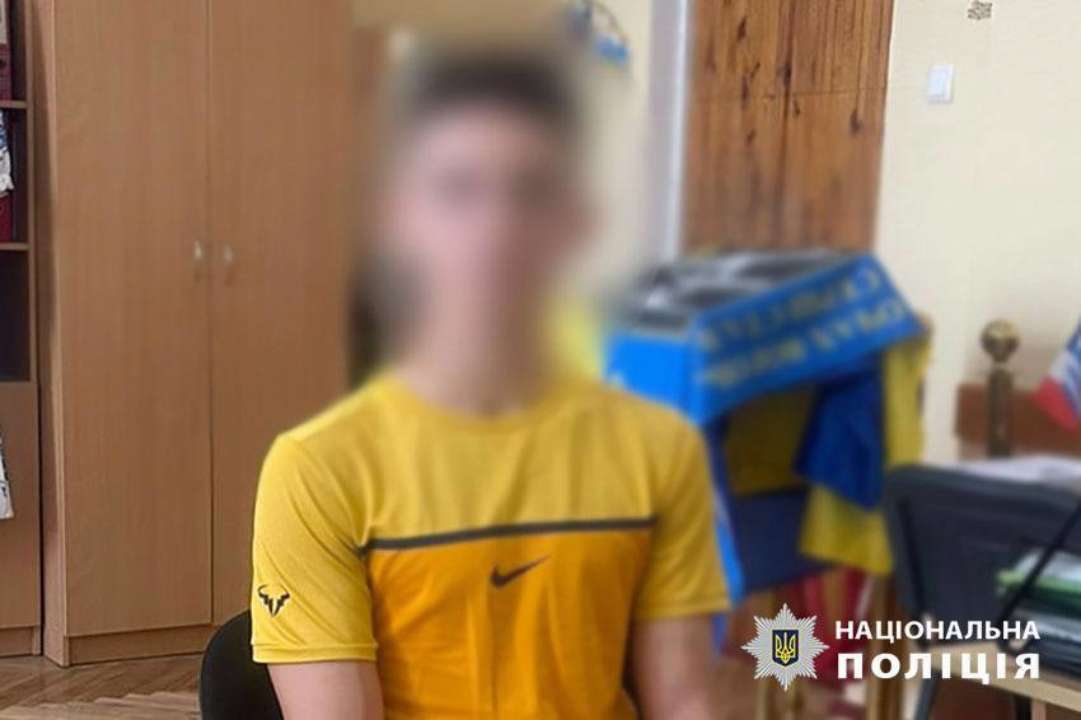 Взрыв на стадионе в Соломенском районе Киева был вызван страйкбольной гранатой, которую бросил подросток/Фото: Нацполиция