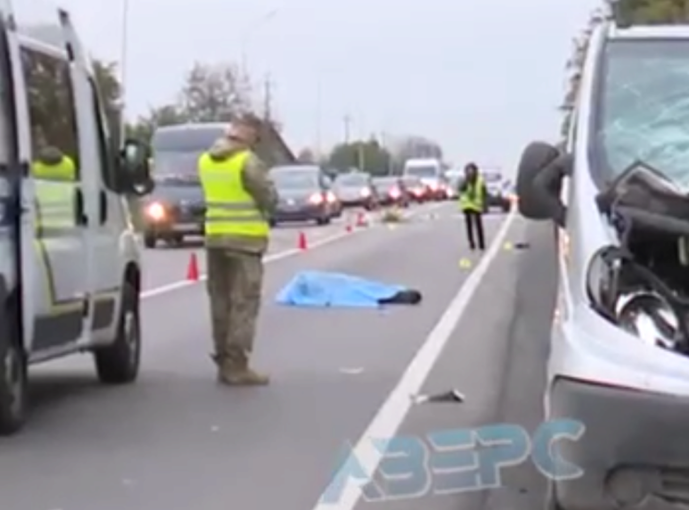 Бус ТЦК насмерть сбил пожилую женщину/Кадр с видео канала "Аверс" На Волыни бус ТЦК насмерть сбил пожилую женщину