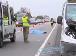 Бус ТЦК насмерть сбил пожилую женщину/Кадр с видео канала "Аверс" На Волыни бус ТЦК насмерть сбил пожилую женщину