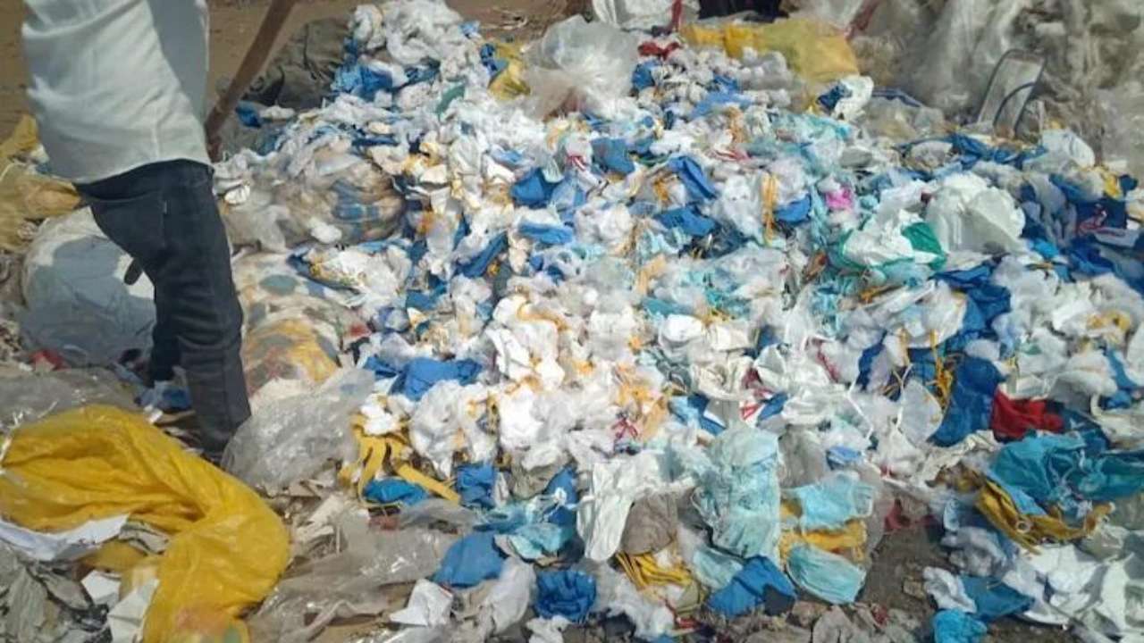 В Індії виготовляли матраци з використаних медичних масок