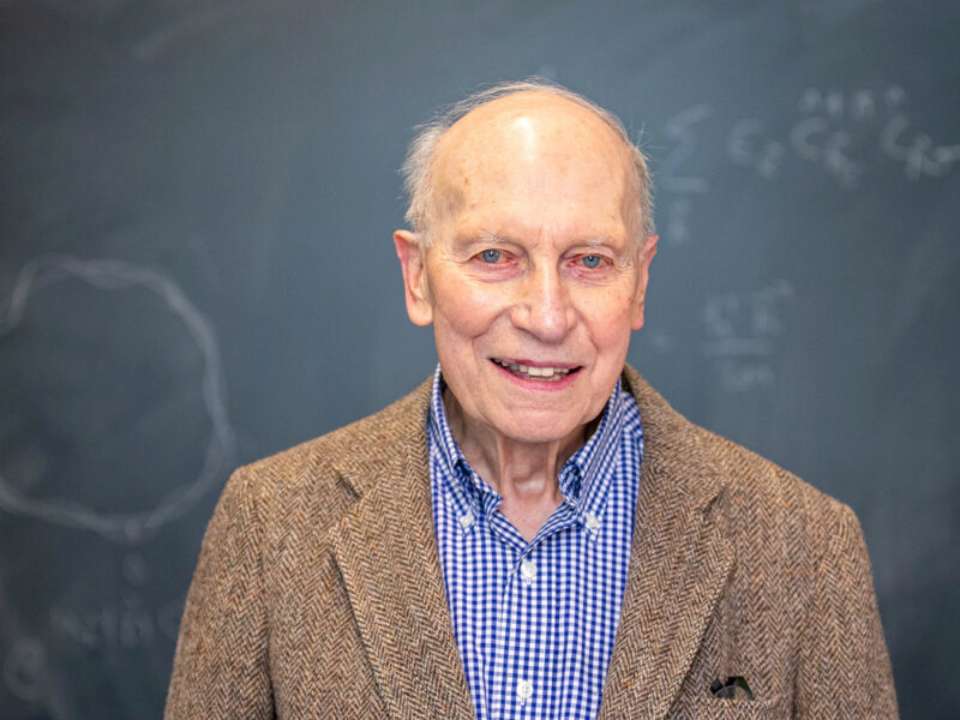 89-летний американец получил ученую степень по физике