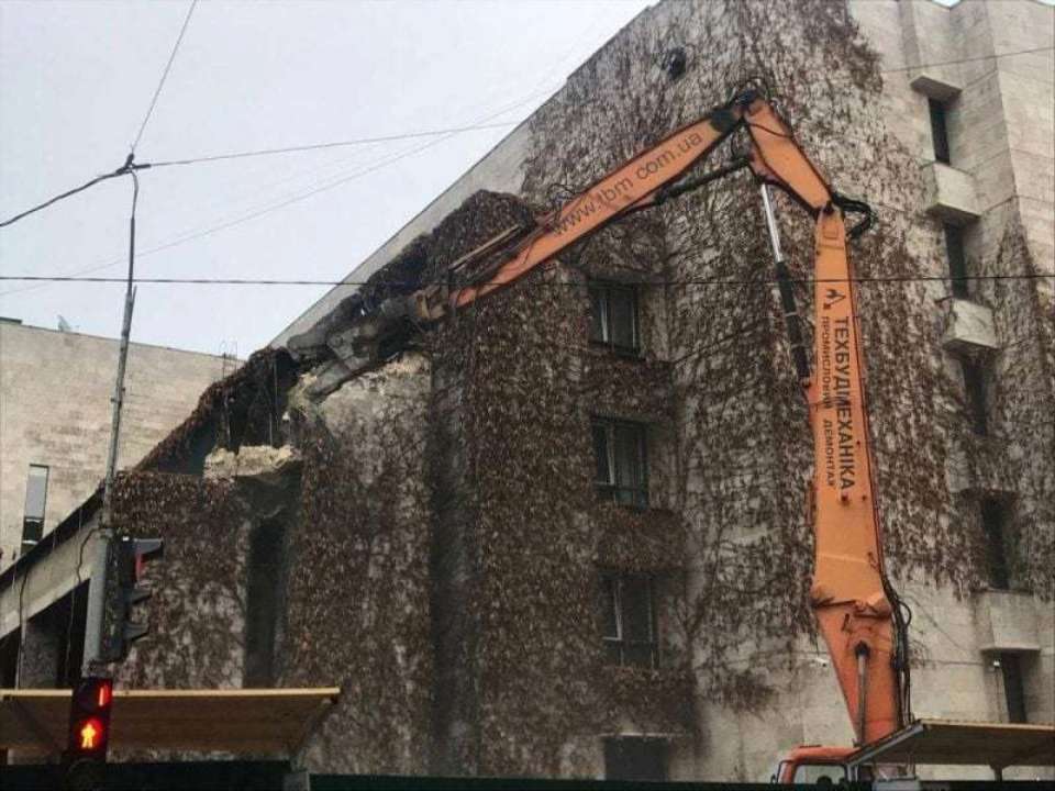 Столичный суд вернул статус памятника зданию " Квіти України"/Фото: Униан Столичный суд вернул статус памятника зданию "Квіти України"