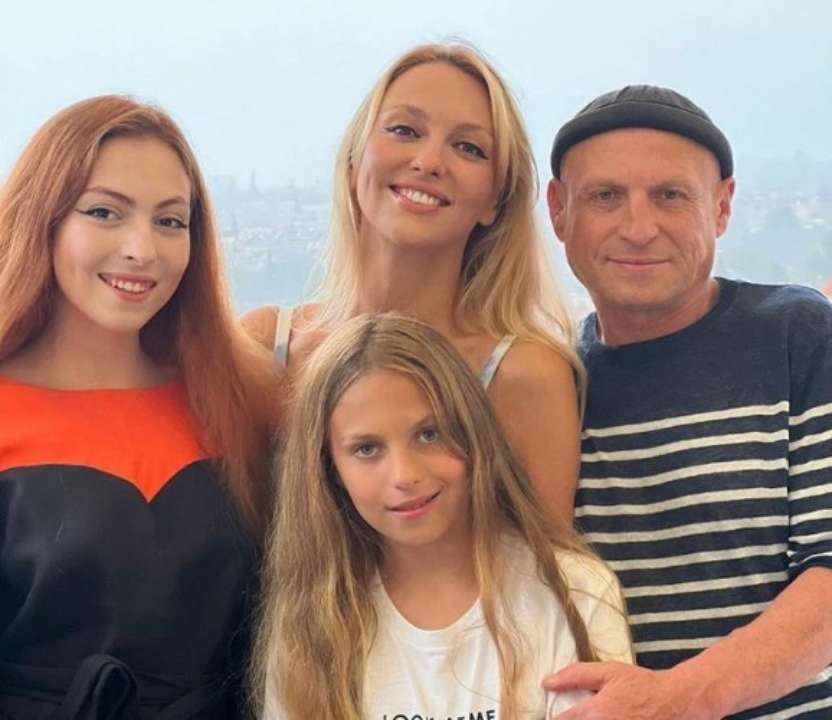 Оля Полякова з чоловіком і дітьми