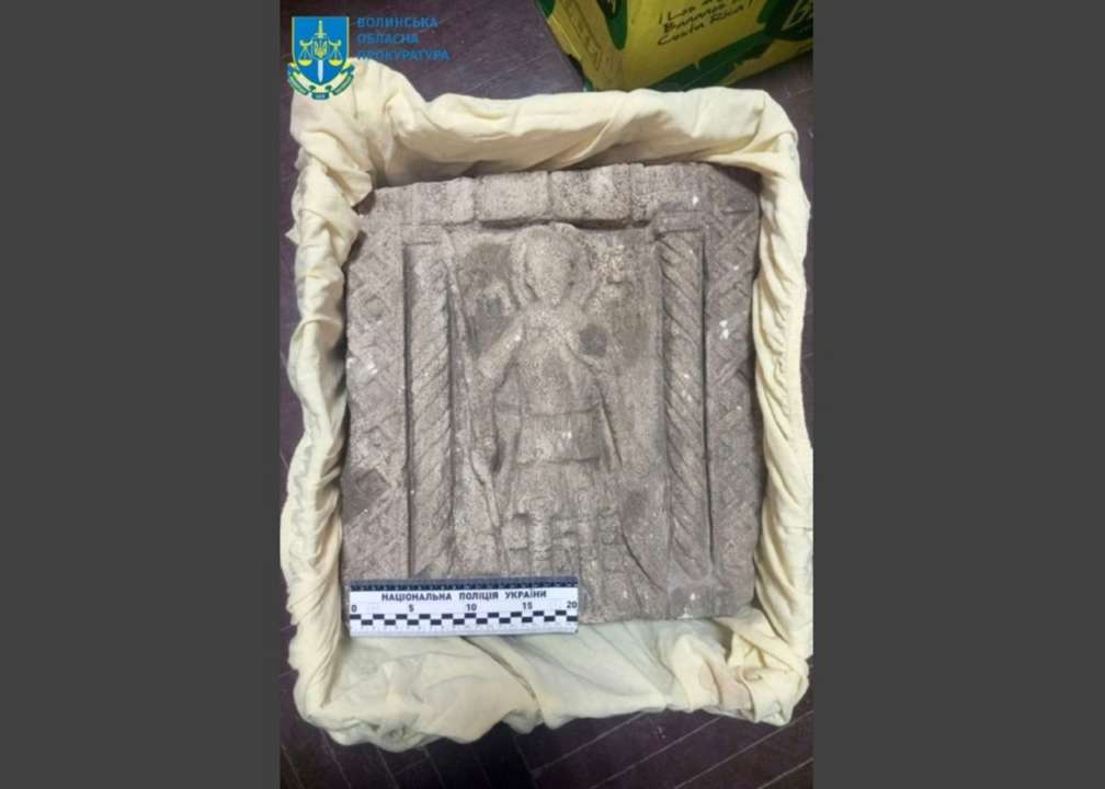 Плиту Святого Воїна часів Русі, яку намагалися продати на аукціоні, передали Історичному музею