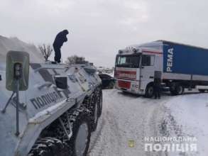 Фото: Национальная полиция Из-за снегопада в Киеве задействовали БТР