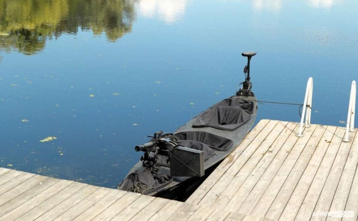 Украинские военные испытали на воде новый боевой каяк. Фото: ArmyInform каяк "Полоз-М16"