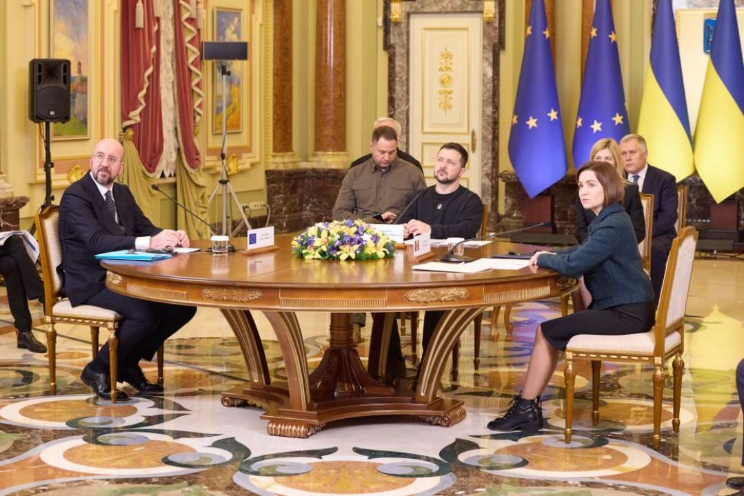 Зеленский встретился с Шарлем Мишелем и Майей Санду/Фото: Офис президента Владимир Зеленский, Шарль Мишель и Майя Санду за столом