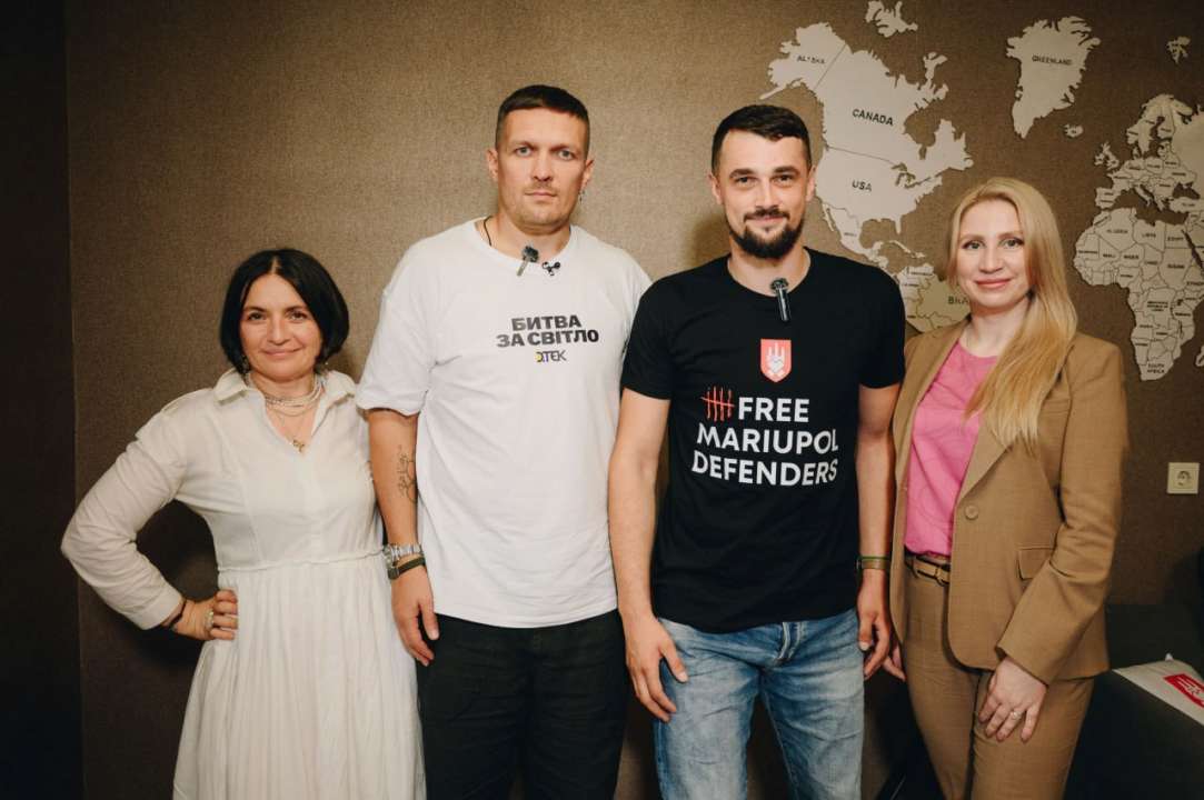 Олександр Усик підтримав захисника Маріуполя, подарувавши свої боксерські рукавиці