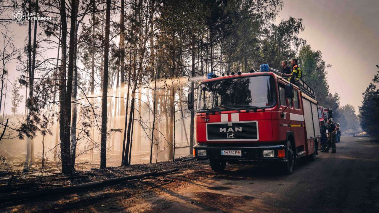 У Київській області ліквідують масштабну пожежу