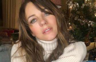 Фото: Instagram/elizabethhurley1 Елізабет Герлі поділилася відвертим знімком топлес