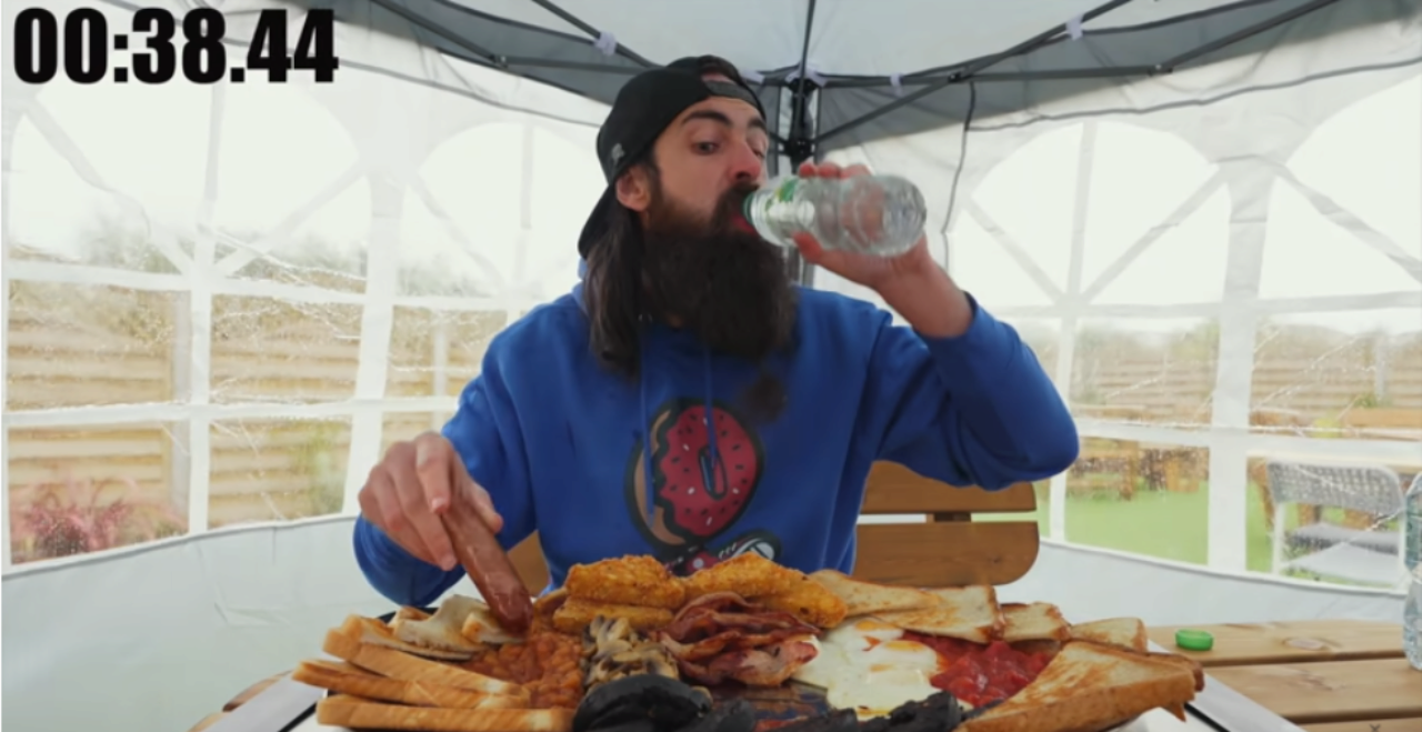 фото: YouTube BeardMeatsFood блогер побив рекорд під час сніданку