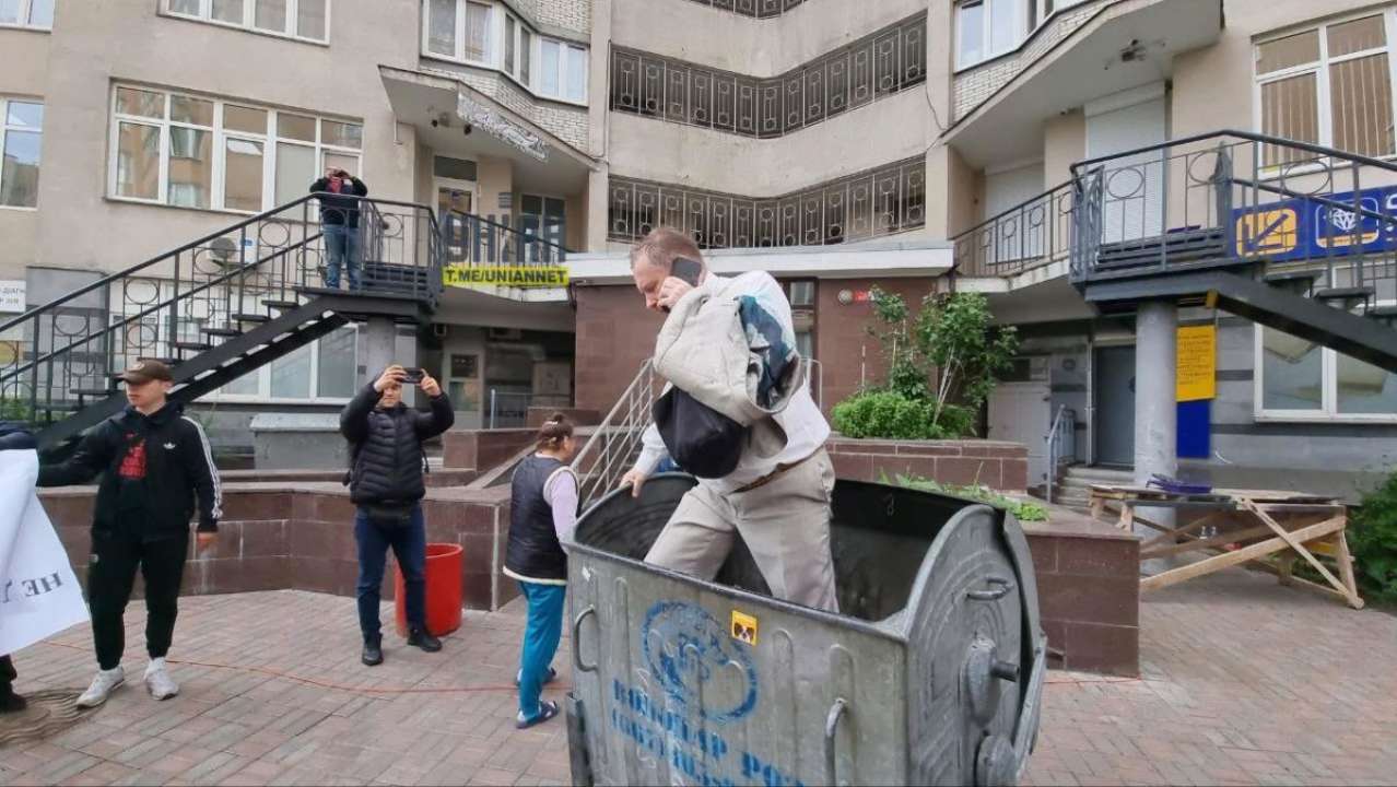 "Образив жінку, що воює в Бахмуті": Тараса Чорновола облили зеленкою та кинули до смітника / фото: УНІАН "Образив жінку, що воює в Бахмуті": Тараса Чорновола облили зеленкою та кинули до смітника