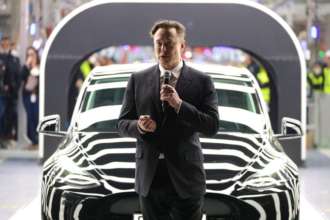 Автопилот Tesla обвиняется в 17 смертях и более 700 авариях/Фото: Getty Images Илон Маск рядом с автомобилем Tesla