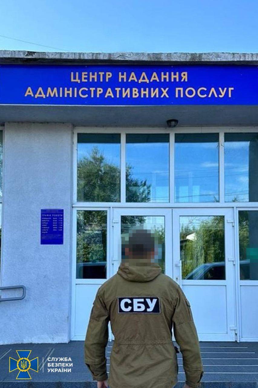 СБУ викрила злочинну схему виїзду ухильників за кордон/Фото: СБУ СБУ викрила злочинну схему виїзду ухильників за кордон/Фото: СБУ