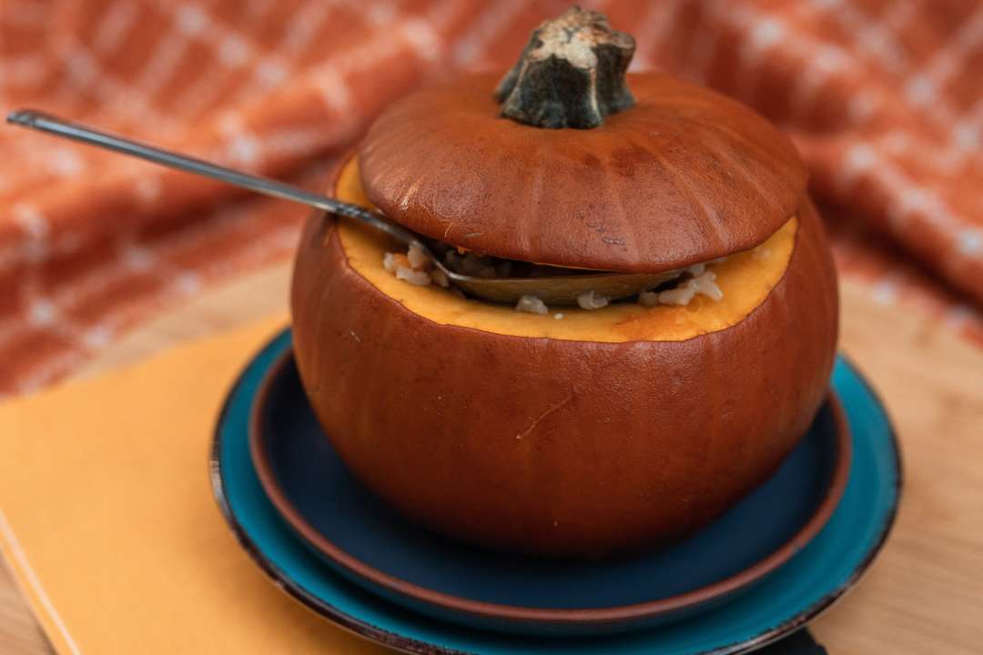 Готуємо запечений гарбуз із кус-кусом та родзинками / Фото: RDNE Stock/Pexels Гелловінська смакота: готуємо запечений гарбуз із кус-кусом та родзинками. Відеорецепт