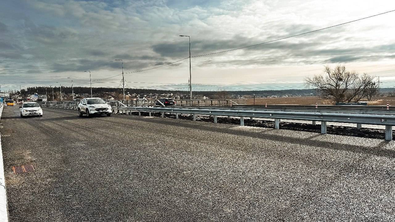 Рух відбудованим мостом через річку Ірпінь повністю відновлено/Фото: Мінвідновлення Рух відбудованим мостом через річку Ірпінь повністю відновлено/Фото: Мінвідновлення