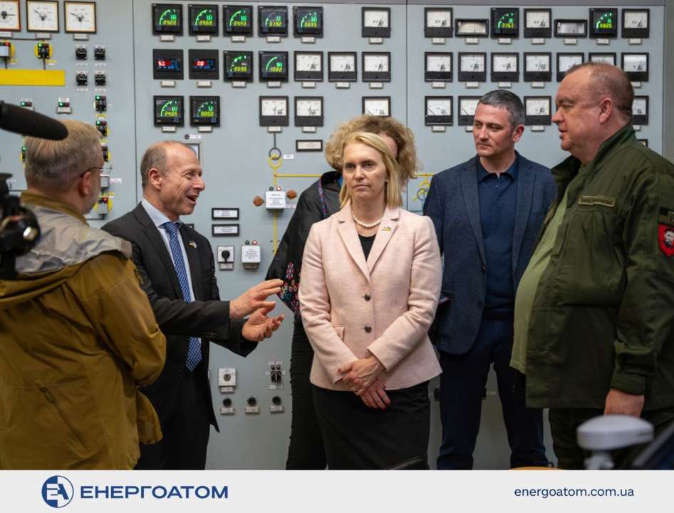 Гості відвідали блочний щит управління реактора ВВЕР-1000, а також машзал блока Посол США в Україні Бріджит Брінк відвідала блочний щит управління реактора ВВЕР-1000 ХАЕС