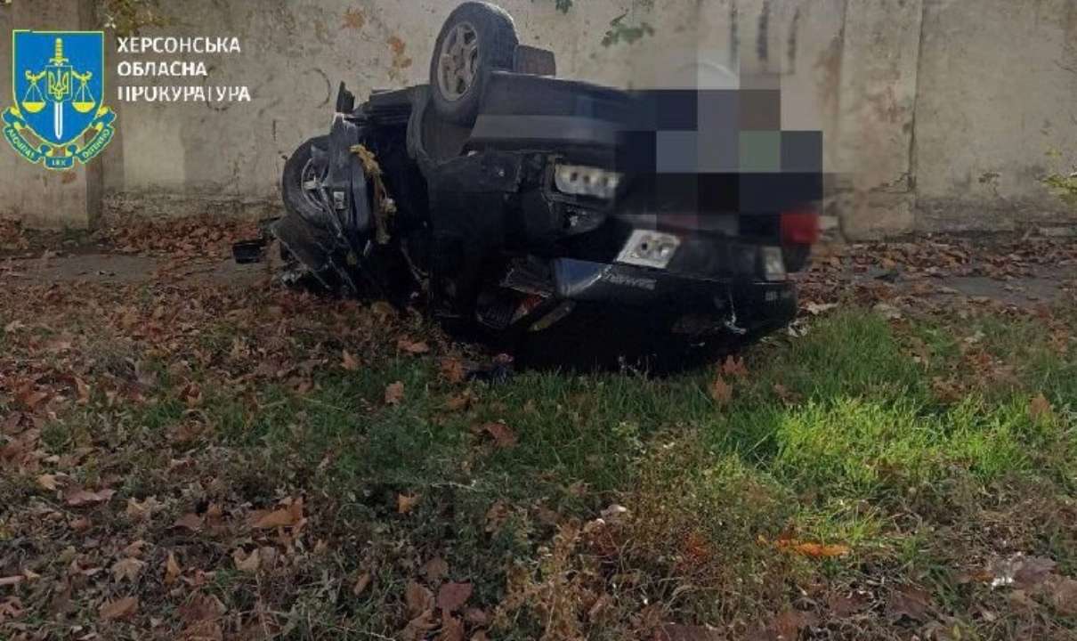 Захватчики убили жительницу Херсона, сбросив взрывчатку на ее авто. Фото: Херсонская ОВА херсон дрон погибшая авто