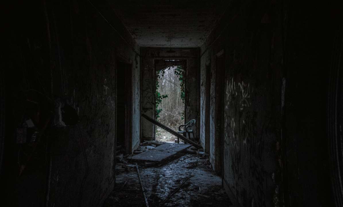 Фото: Unsplash/ Автор - Gwendal Cottin Агент з нерухомості виявив моторошне приміщення